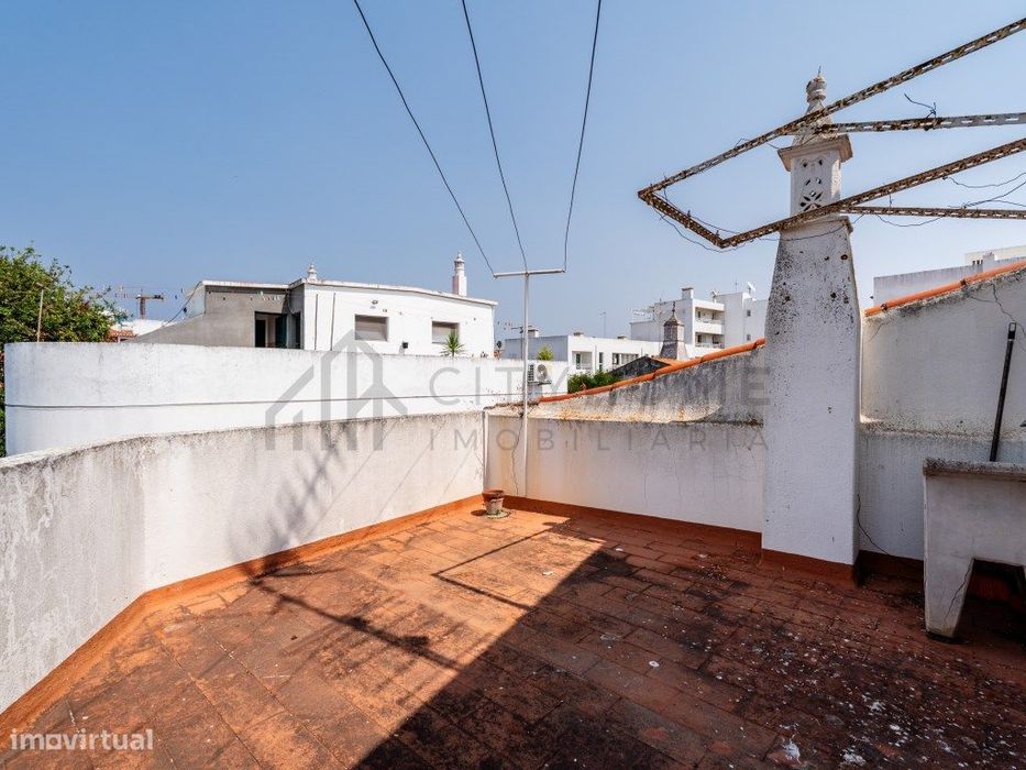 Moradia T2+1 com terraço no Centro de Lagoa