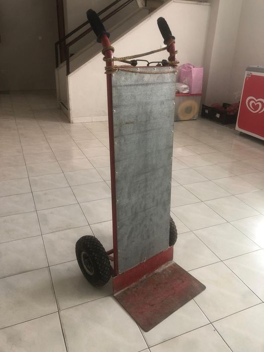Carro de mão de duas rodas.