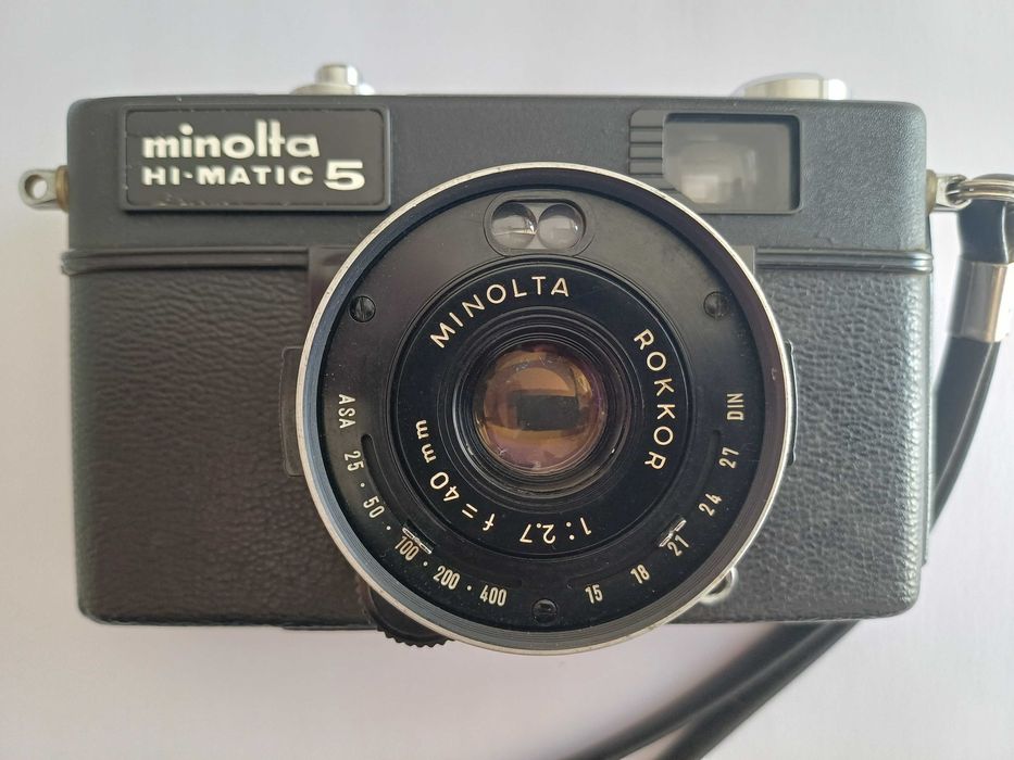 Máquina fotográfica Minolta HI-Matic 5, com manual de instruções