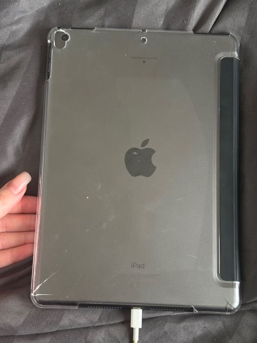 iPad 9th generation 64G + rysik zagg + kabel