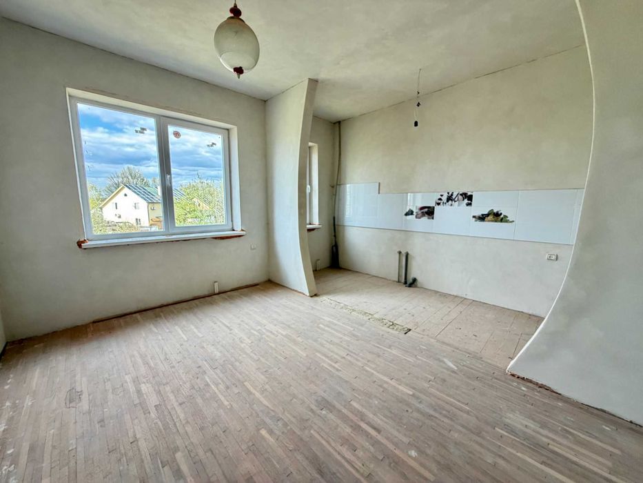 Просторий будинок 317 м² з ділянкою 12 соток у Дашаві