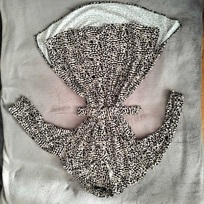 Vestido com padrão animal preto e bege