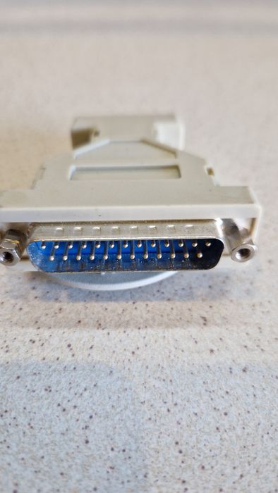 Przejściówka z portu DB9F (9 pin) na DB25M (25 pin)