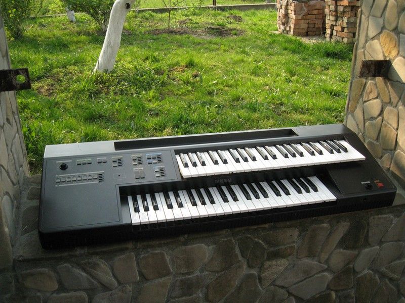 Професійна апаратура Marshall i cинтезатор фірми Yamaha ME-10.