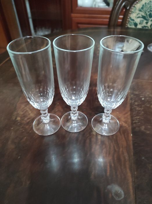 Vendo dois Copos grandes e altos e Copos pequenos de licor