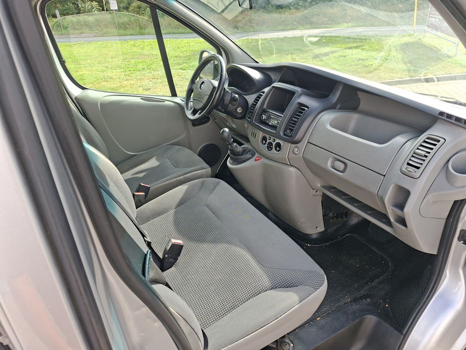 Opel vivaro.5 osób maxi long 2011
