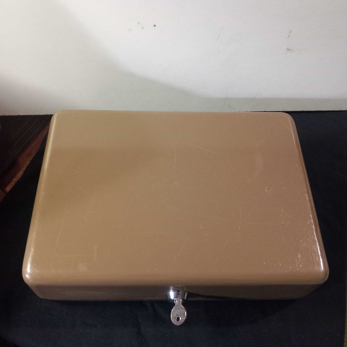 Cofre em metal com pega