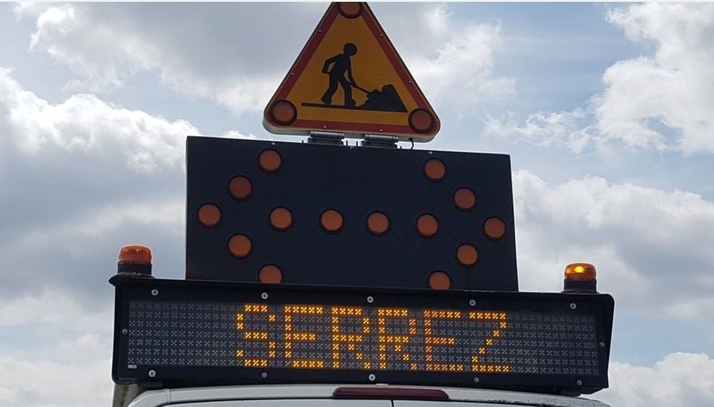 Tablica informacyjna ostrzegawcza na auto