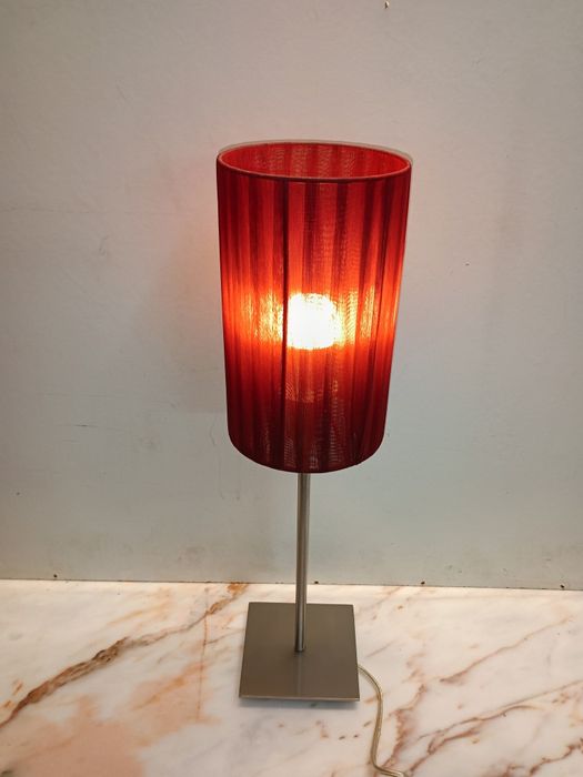 Belíssimo candeeiro abajur de mesa com estrutura elegante em inox.
47c