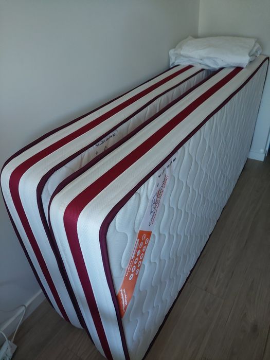 Colchão de solterio com película protetora - Vendo os dois ou individual