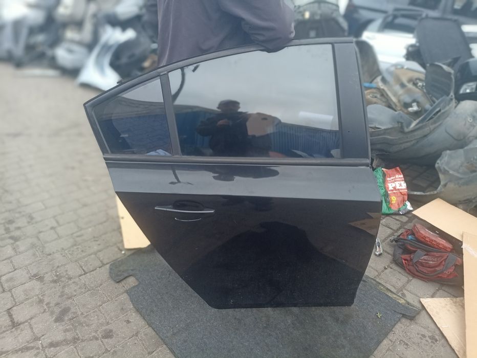 Шевроле Круз седан задні двері L R