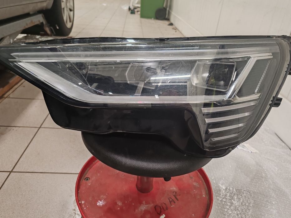Audi Q8 e-tron lampa przednia