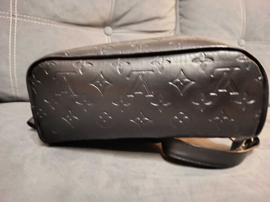 Czarny plecak z napisem Louis Vuitton  – stylowy i praktyczny