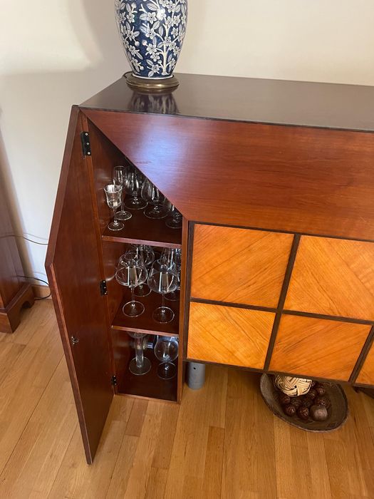 Mesa, aparador e seis cadeiras em pele genuina madeira maciça