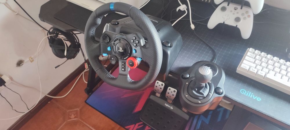 Setup gaming: monitor/PC gaming/volante
