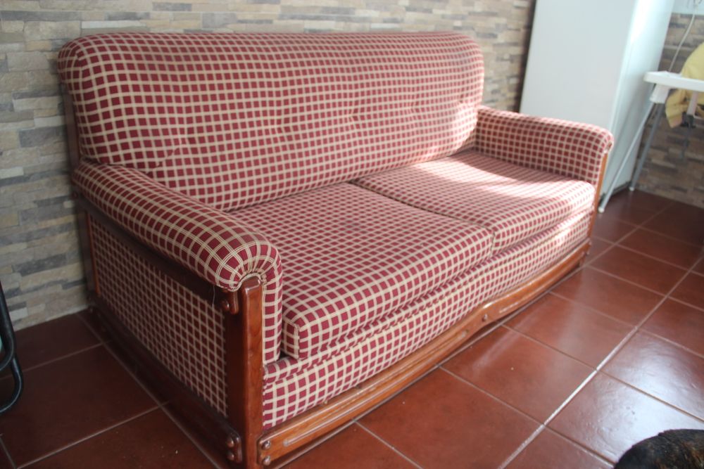 Sofá cama de madeira e tecido xadrez