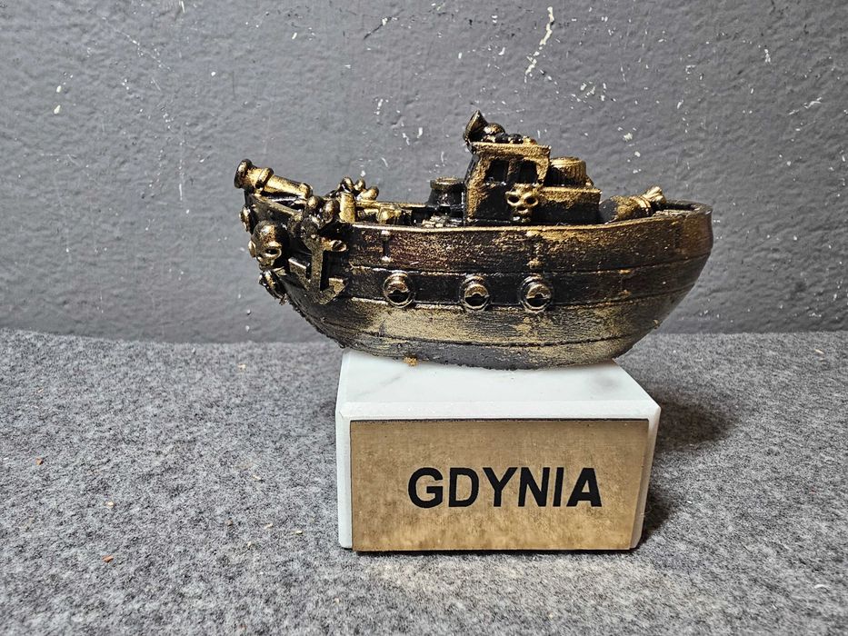 Statek z grawerem Gdynia marynistyczna dekoracja