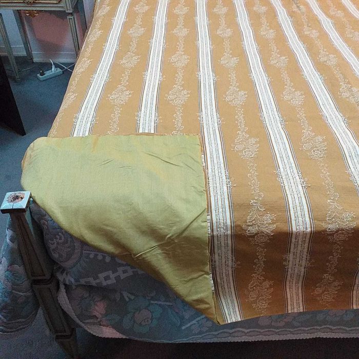 Colcha antiga de brocado côr de mostarda/dourado e branco. 90 euros