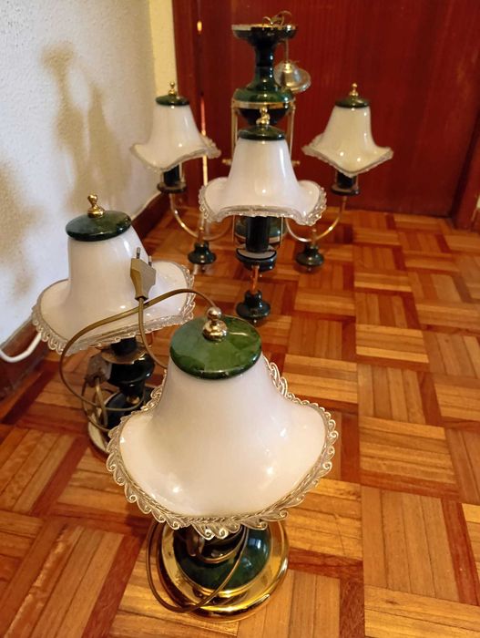 Candeeiro de teto e mesinha