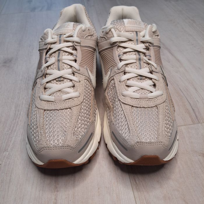 Оригінальні жіночі кросівки NIKE ZOOM VOMERO 5 BEIGE FZ3780-101