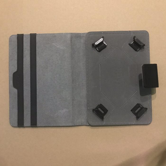 Capa preta para tablet 7”-8”