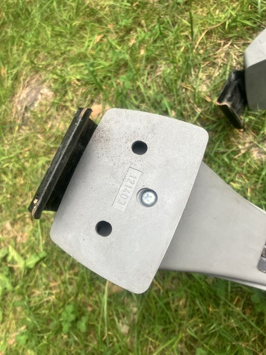 Bagażnik dachowy Thule na narty do Toyoty Yaris 2000