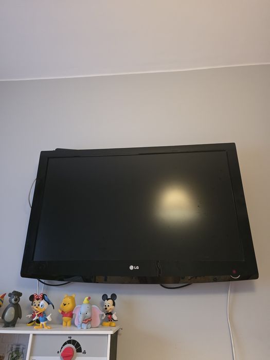 Televisão LG 42" (42LG2000) - Muito Bom Estado + Comando e Suporte