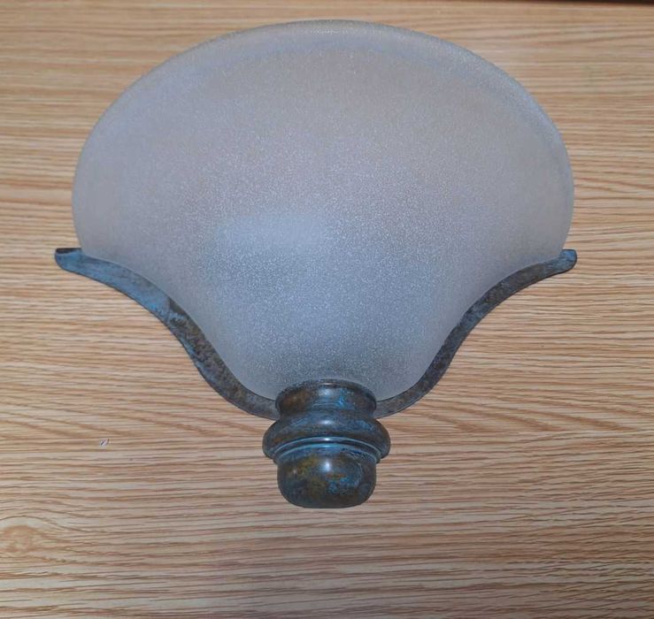 Aplique de sala em vidro fosco (Concha) e estrutura em metal