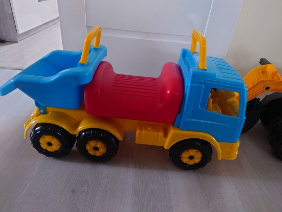 Duży samochód i koparka