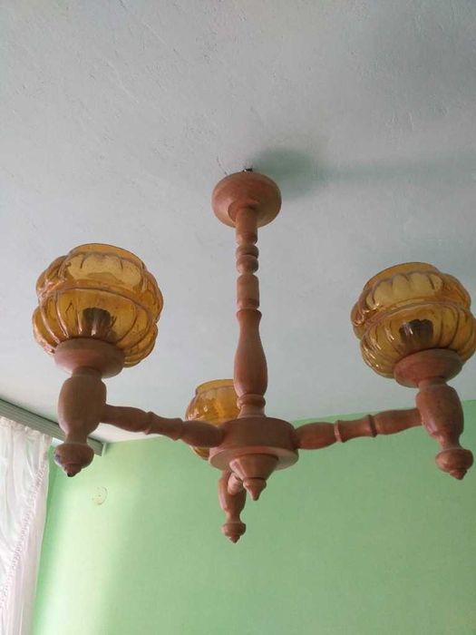 Żyrandol PRL drewniany