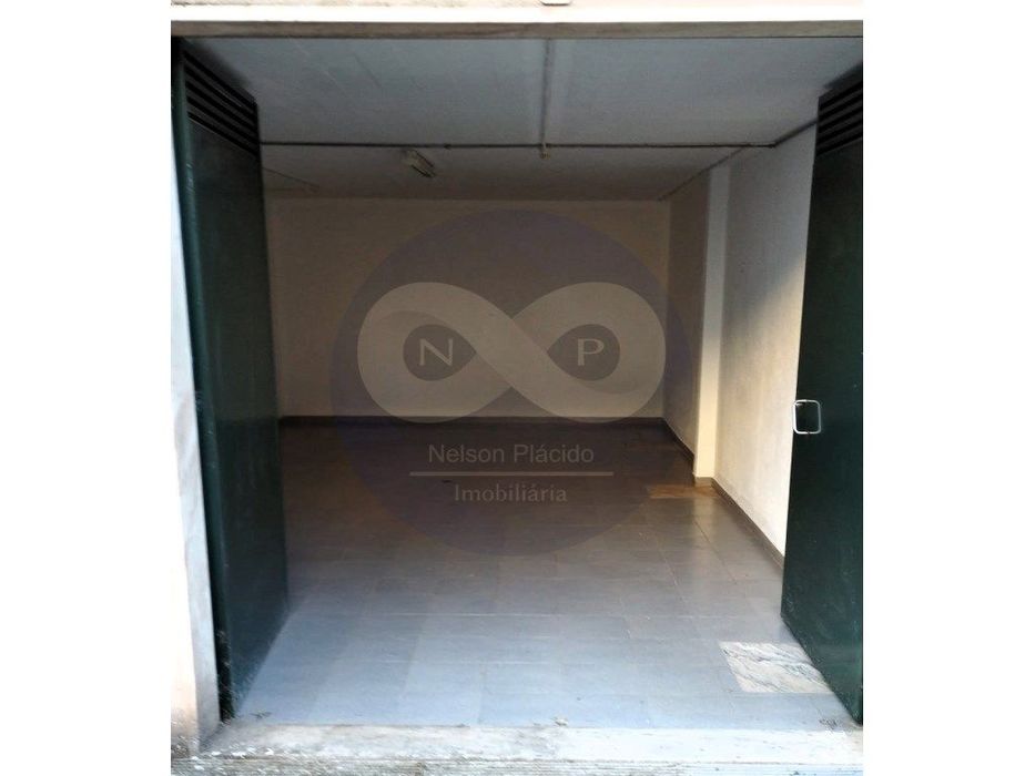 Garagem fechada para arrendamento em Massamá Norte