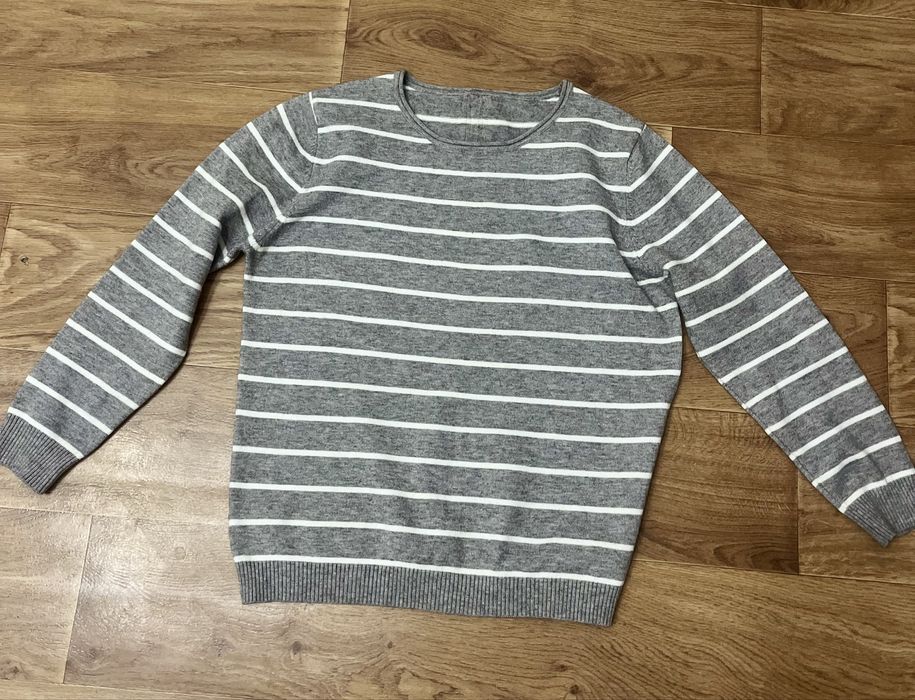 Сірий светрик в білу полоску