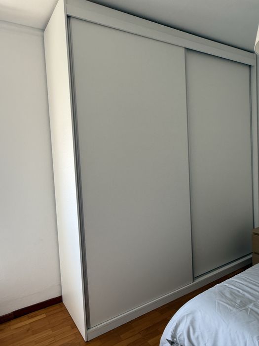 Armário branco com gavetas e portas de correr