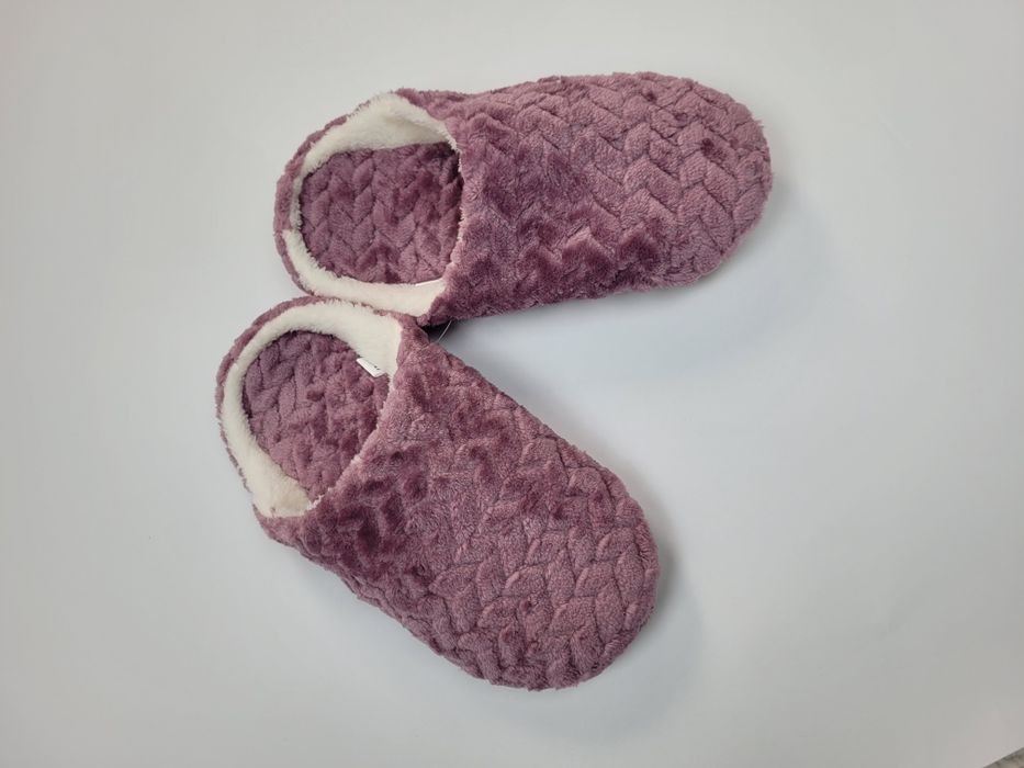 Nowe puchate kapcie domowe