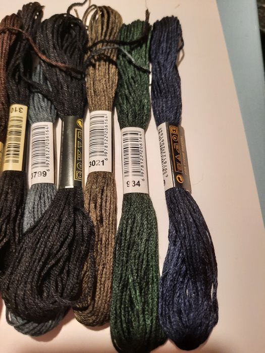 20 meadas de fio para bordados, ponto cruz e costura.