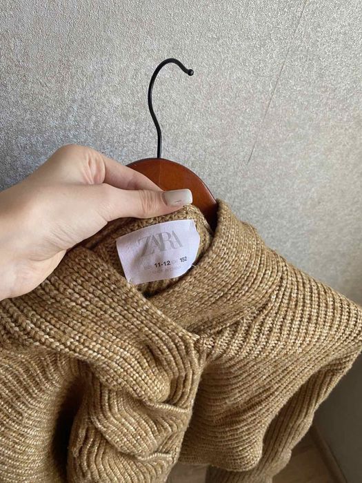 Светр на дівчинку  від Zara.