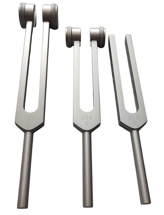 Zestaw 3 kamertonów 128 Hz, 256 Hz i 512 Hz z młotkiem.