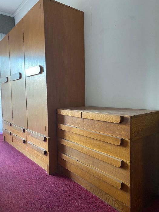 Conjunto de móveis de quarto em Carvalho maciço