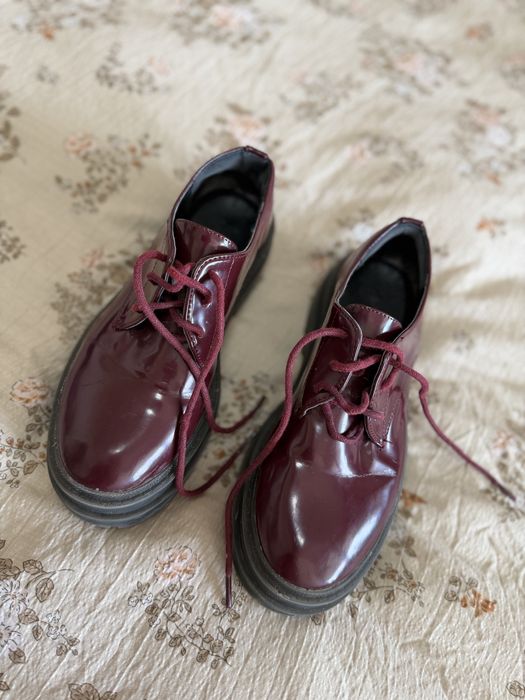 Marks & Spencer lakierowane bordowe półbuty 36