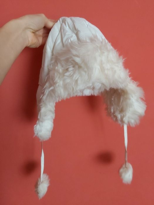 Czapka uszatka biała