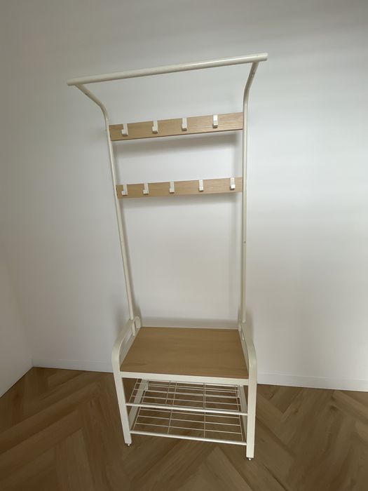 Wieszak na ubrania z siedziskiem i miejscem na buty