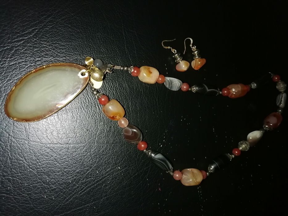 Lindo colar com brincos e medalha de coralinas