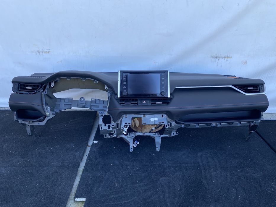 Панель Торпедо Консоль Toyota RAV4 Тойота РАВ4 червона строчка 2019-24