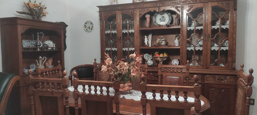Mobília de sala de Jantar com requinte e durável. Madeira de carvalho!