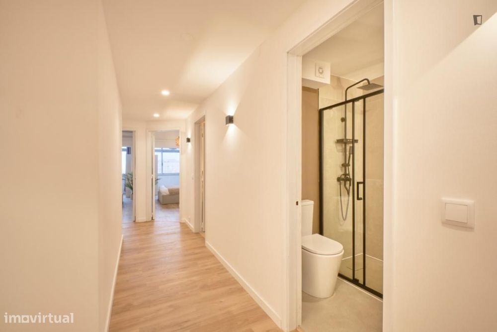 Quarto - localizado em Campolide Lisbon