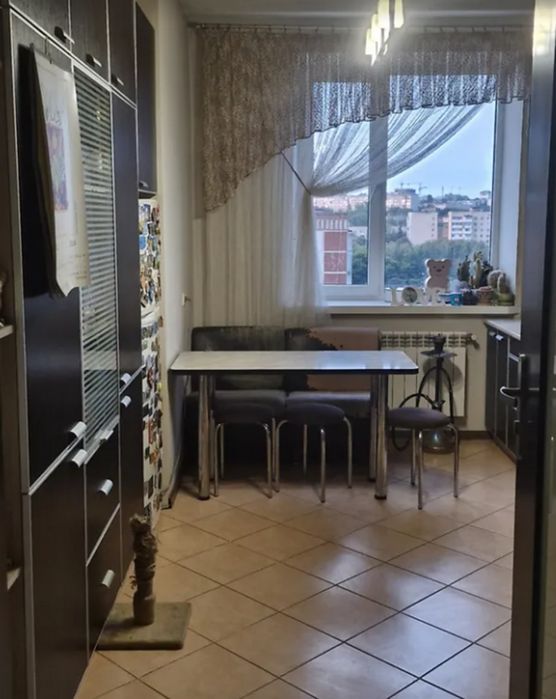 Продаж 2к квартири 65.1 кв. м на вул. Євгена Коновальця