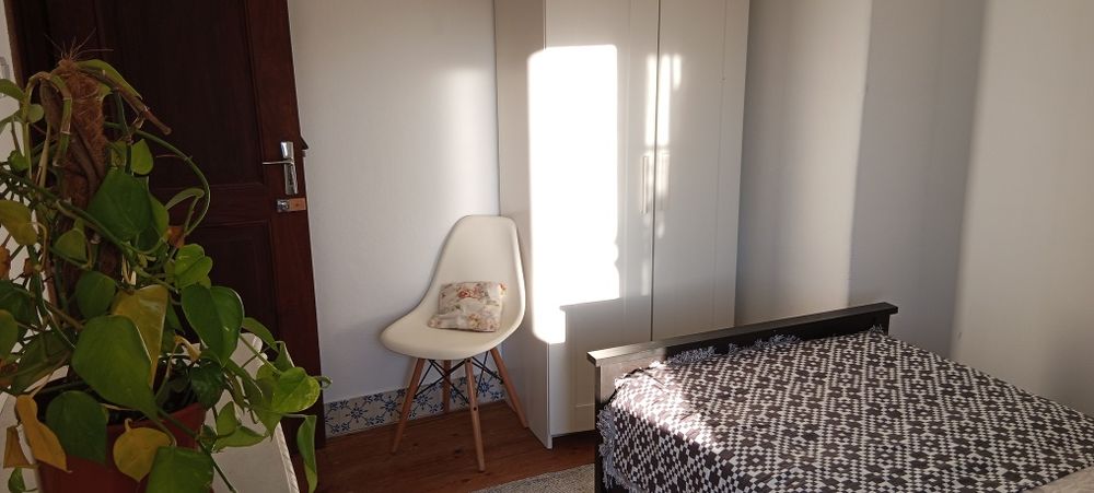 Quarto individual para arrendar em casa partilhada com residente