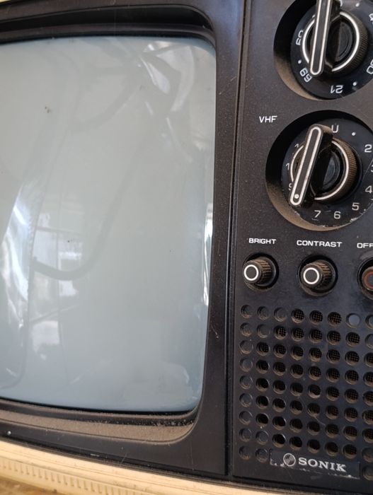TV antiga sonik a funcionar e  em bom estado
