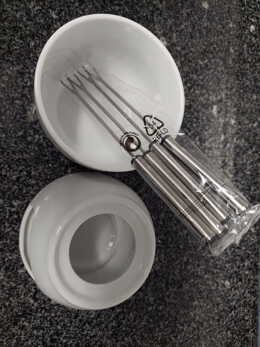 Fondue com duas peças e 4 garfos