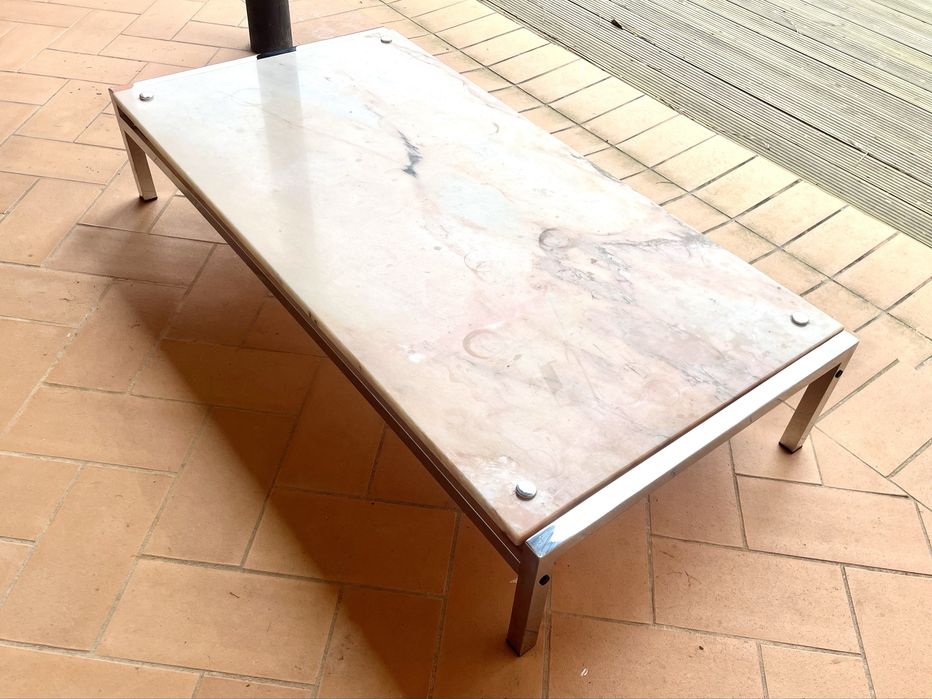 Mesa baixa com tampo de mármore.